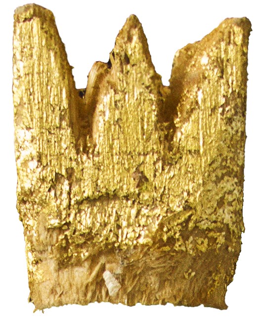 Eine grosse, grob behauene und golden bemalte Krone aus Holz – Symbol für Eigensinn und das eigene Ich Will nach einer Krise.
