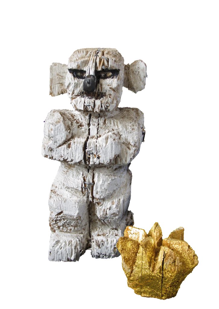 Eine nachdenkliche Holzfigur, deren goldene Krone neben ihr auf dem Boden liegt – Lebenskraft und Orientierung wiederfinden nach einem Verlust.
